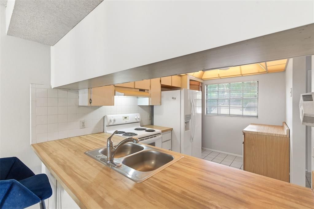 For Sale: $159,900 (2 beds, 2 baths, 1110 Square Feet)