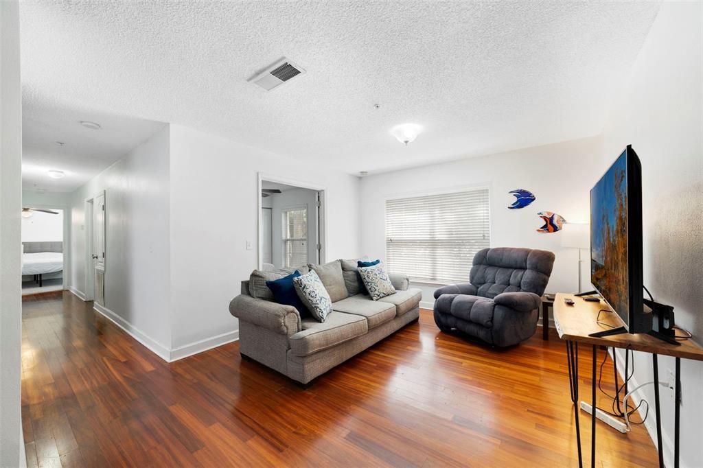 For Sale: $160,000 (3 beds, 2 baths, 993 Square Feet)