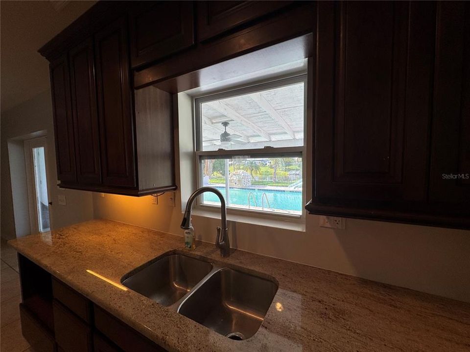 For Sale: $329,000 (3 beds, 3 baths, 1975 Square Feet)
