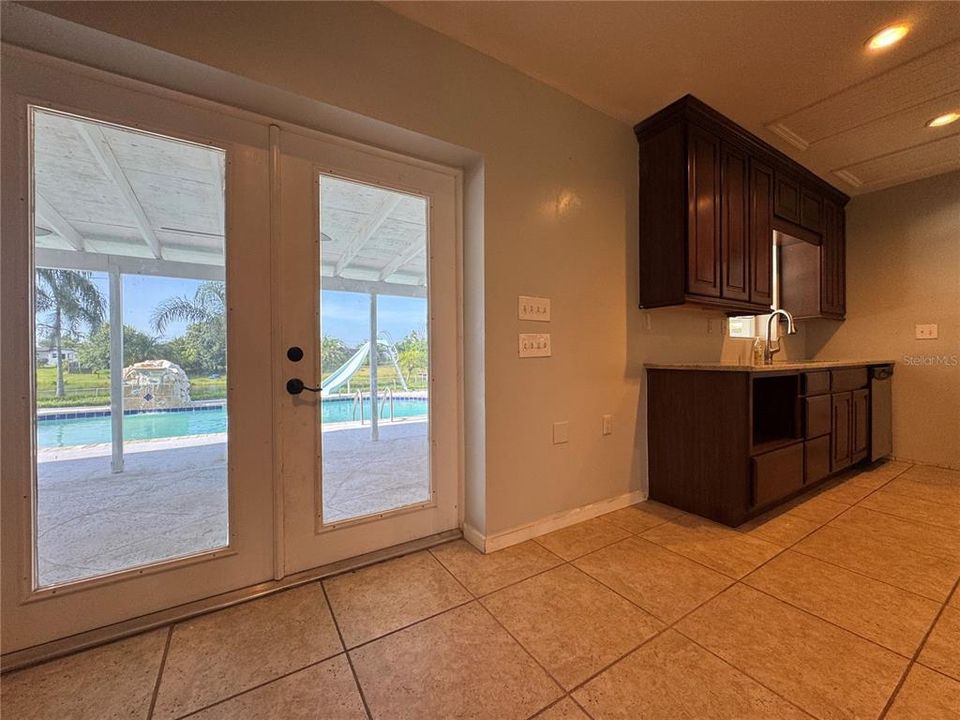 For Sale: $329,000 (3 beds, 3 baths, 1975 Square Feet)