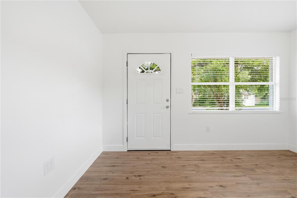 For Rent: $1,850 (3 beds, 1 baths, 864 Square Feet)
