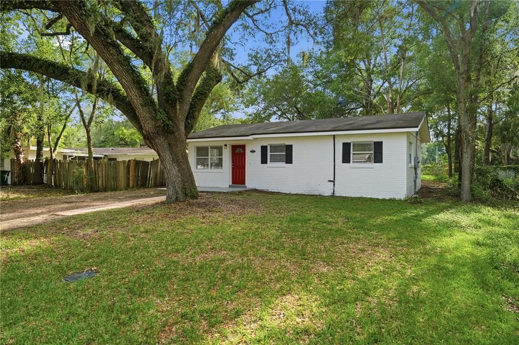 For Rent: $1,850 (3 beds, 1 baths, 864 Square Feet)