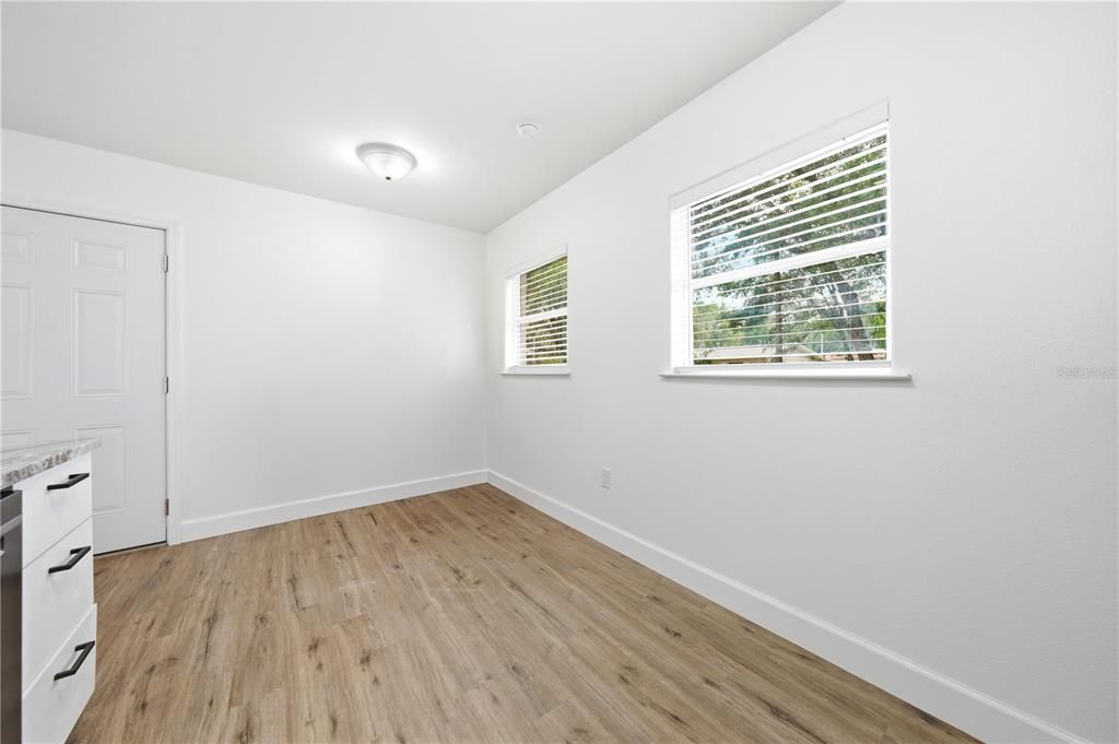 For Rent: $1,850 (3 beds, 1 baths, 864 Square Feet)