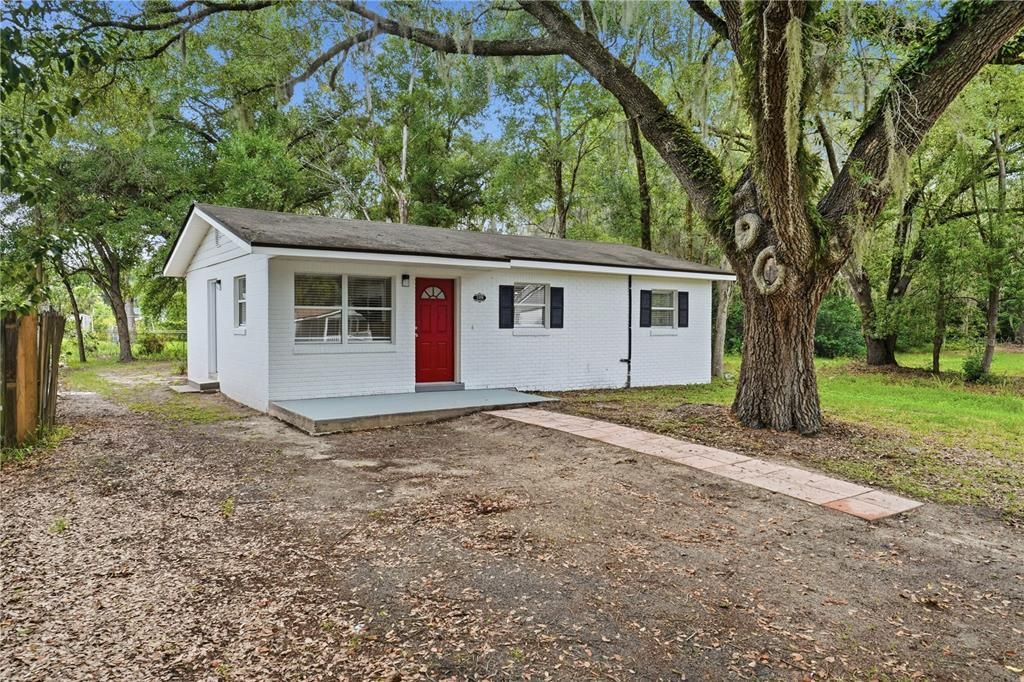 For Rent: $1,850 (3 beds, 1 baths, 864 Square Feet)