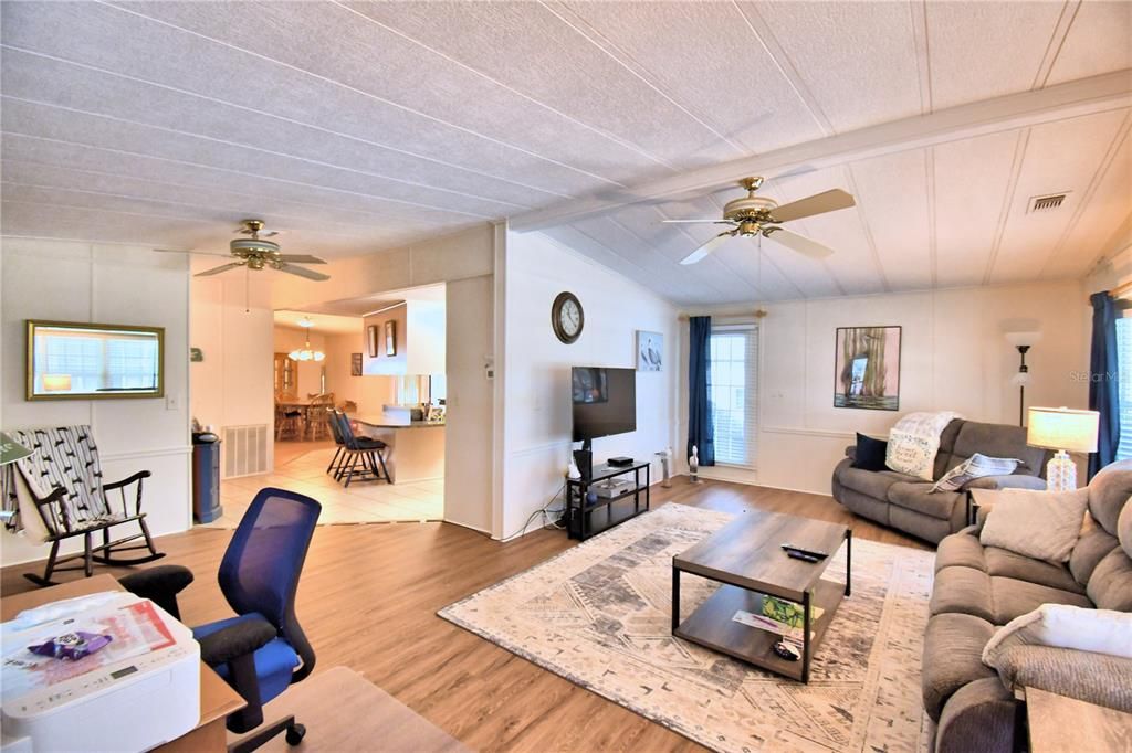 For Sale: $124,900 (2 beds, 2 baths, 1403 Square Feet)