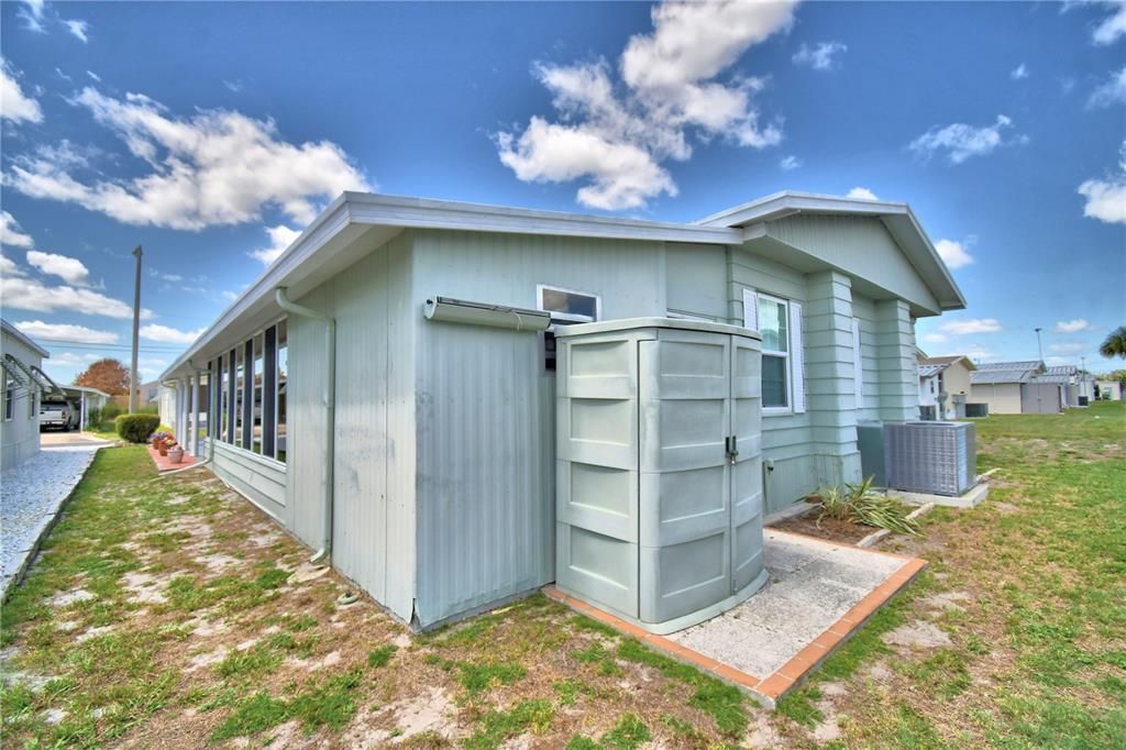 For Sale: $124,900 (2 beds, 2 baths, 1403 Square Feet)