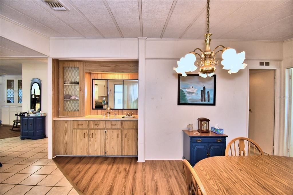 For Sale: $124,900 (2 beds, 2 baths, 1403 Square Feet)