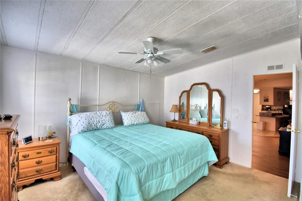 For Sale: $124,900 (2 beds, 2 baths, 1403 Square Feet)