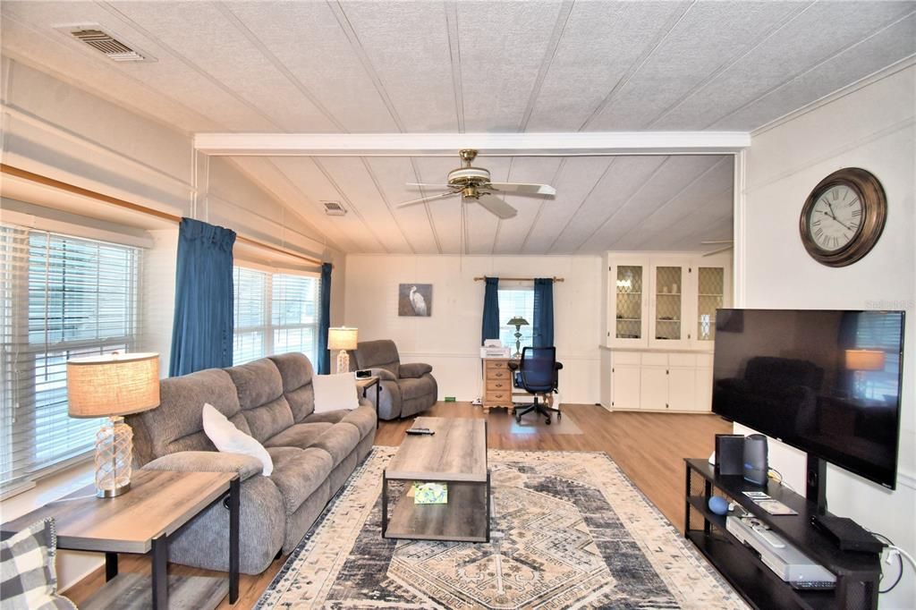 For Sale: $124,900 (2 beds, 2 baths, 1403 Square Feet)