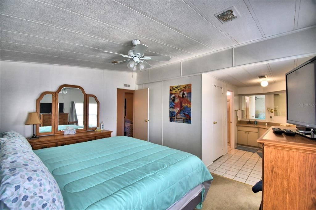 For Sale: $124,900 (2 beds, 2 baths, 1403 Square Feet)