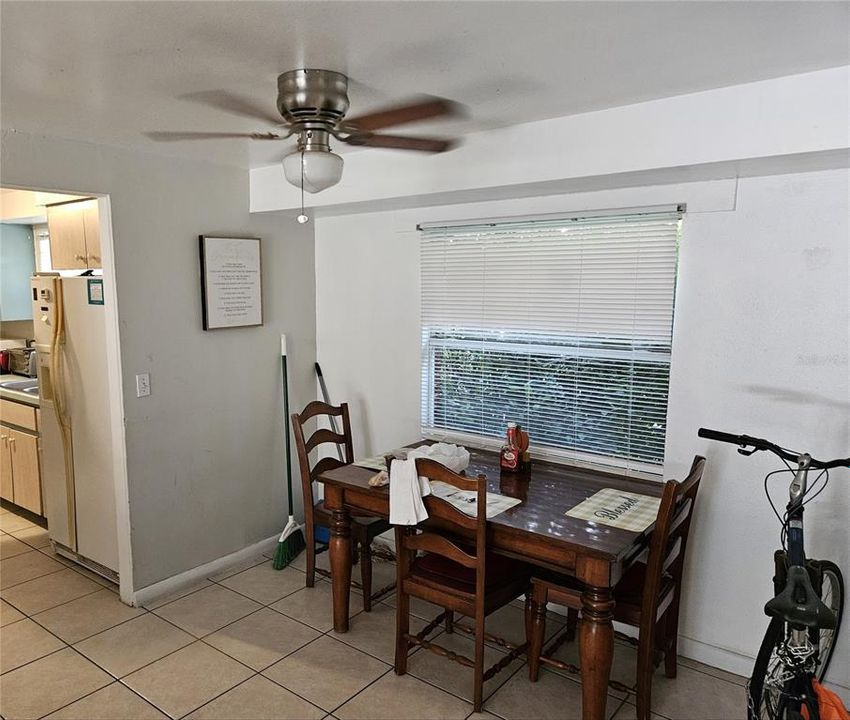 En Venta: $359,000 (4 camas, 2 baños, 1914 Pies cuadrados)