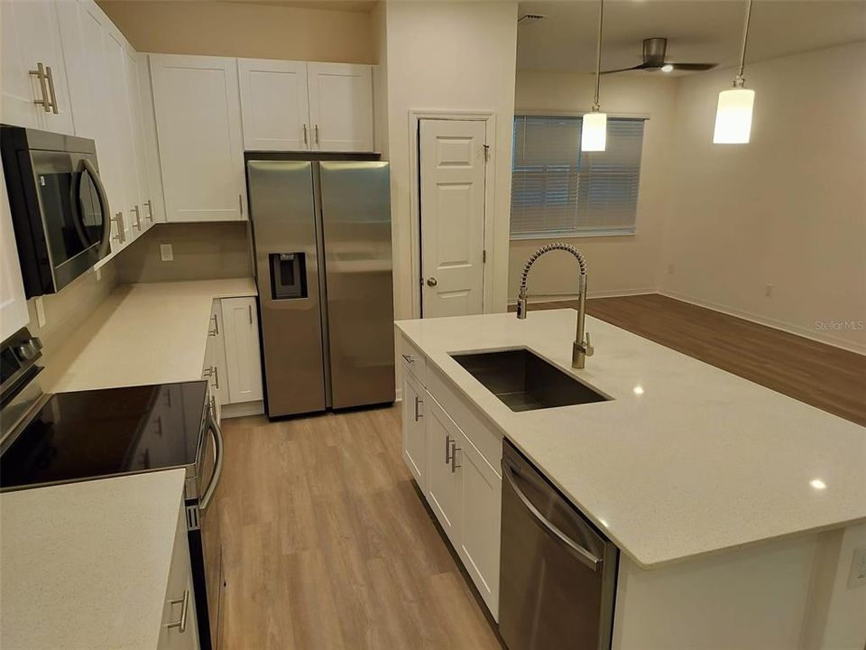 На продажу: $349,990 (3 спален, 2 ванн, 1662 Квадратных фут)