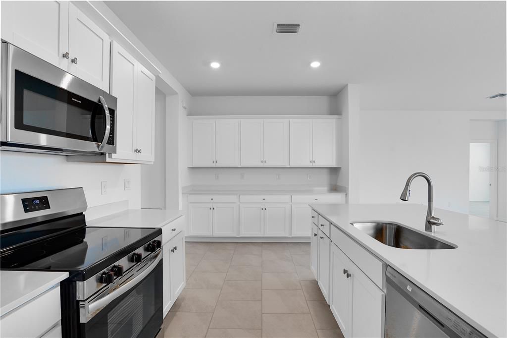 For Sale: $397,597 (3 beds, 3 baths, 2201 Square Feet)