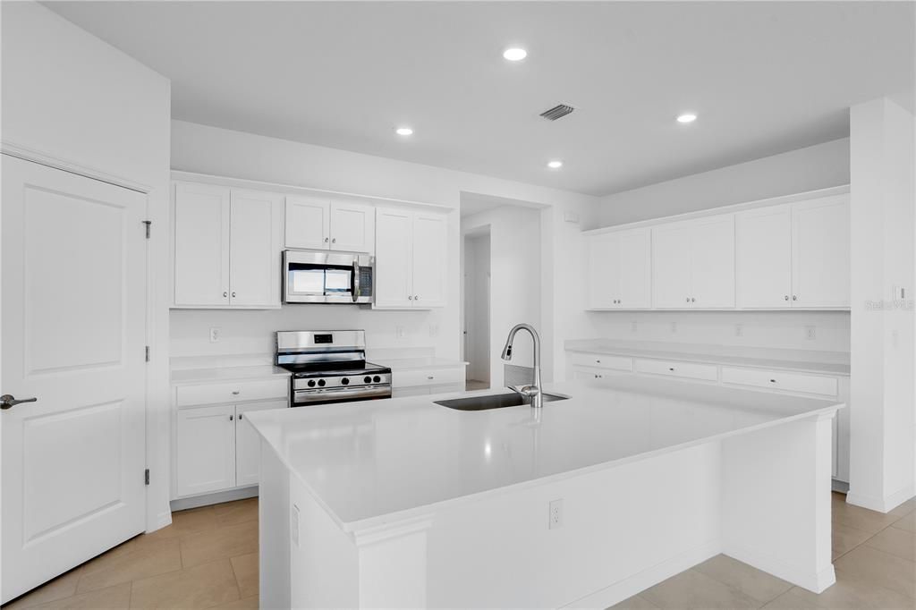 For Sale: $397,597 (3 beds, 3 baths, 2201 Square Feet)