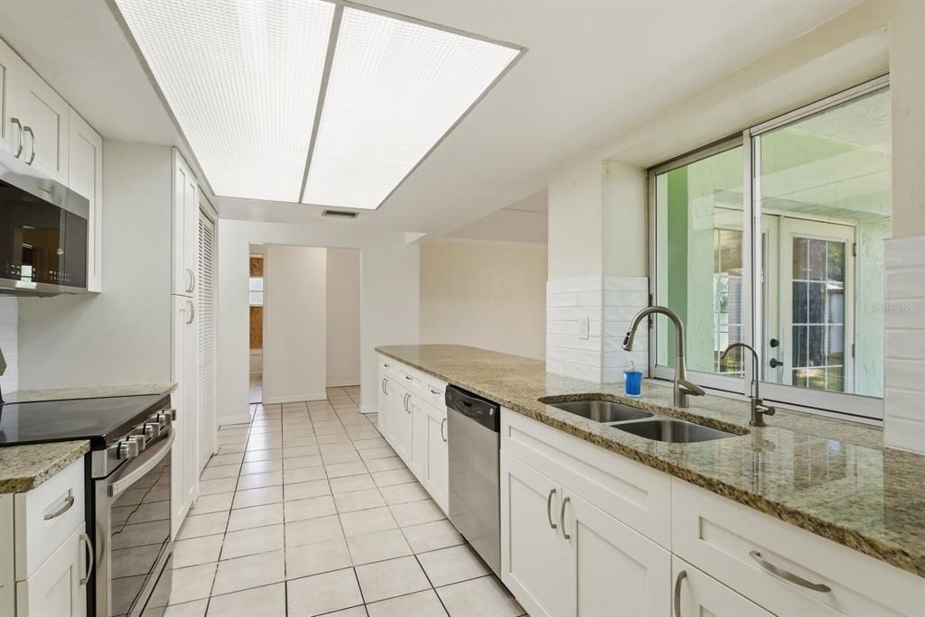 En Venta: $435,000 (3 camas, 2 baños, 1928 Pies cuadrados)
