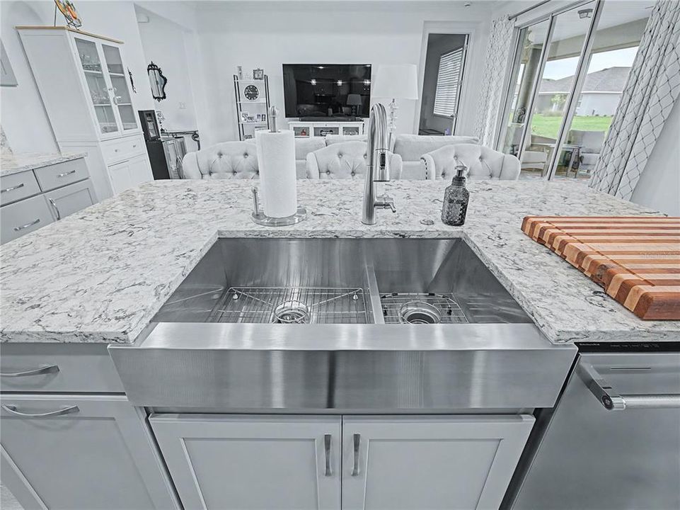 For Sale: $399,000 (2 beds, 2 baths, 1703 Square Feet)