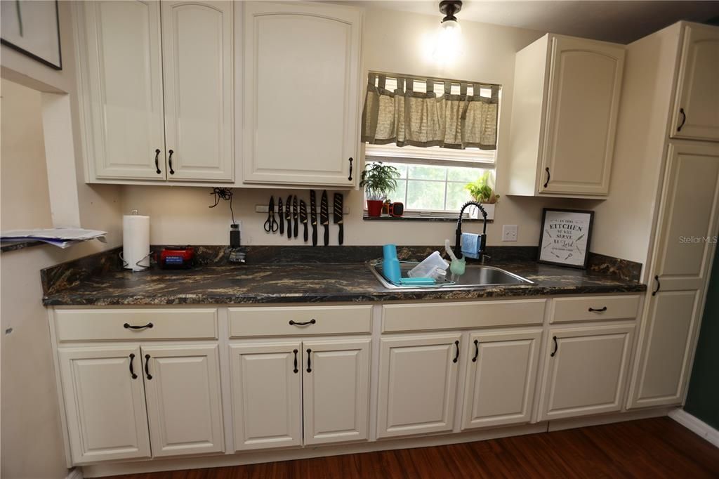 For Sale: $270,000 (3 beds, 2 baths, 1304 Square Feet)