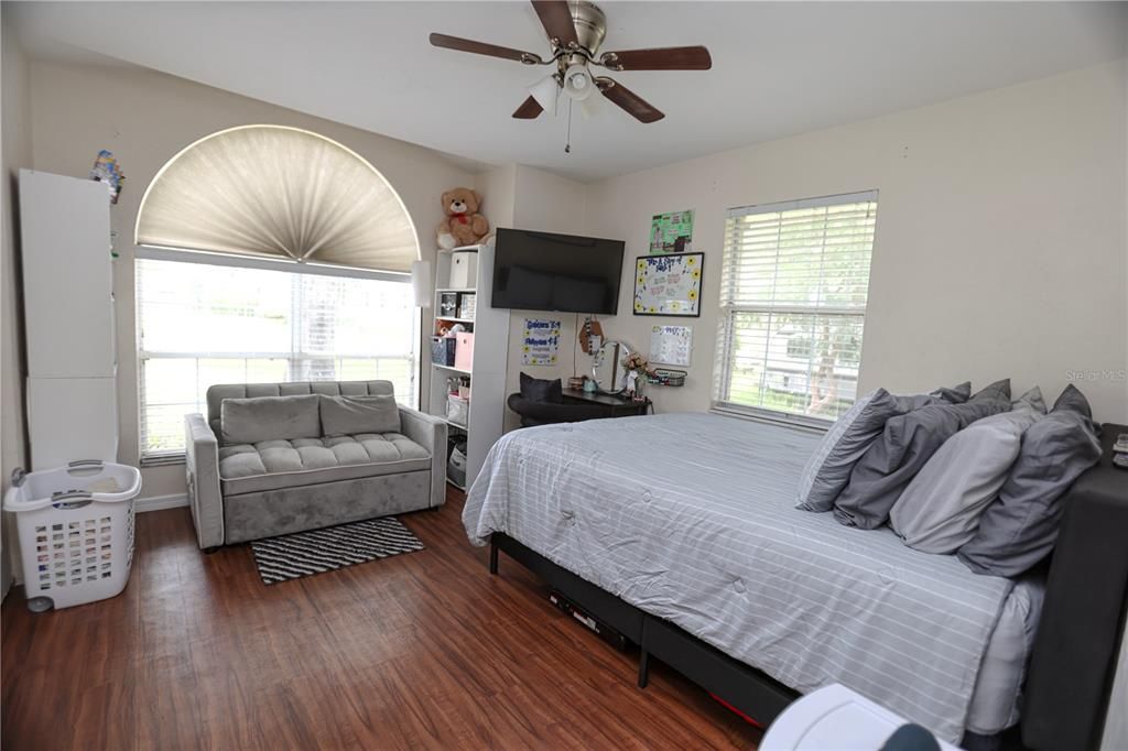 For Sale: $270,000 (3 beds, 2 baths, 1304 Square Feet)