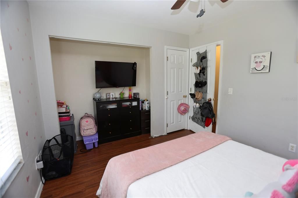 For Sale: $270,000 (3 beds, 2 baths, 1304 Square Feet)