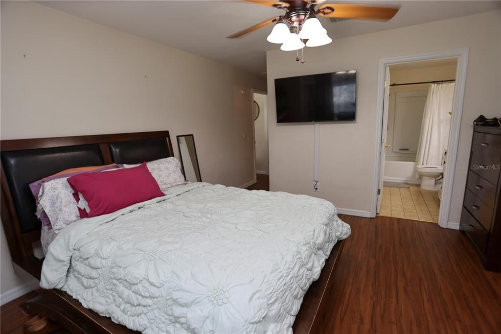 For Sale: $270,000 (3 beds, 2 baths, 1304 Square Feet)