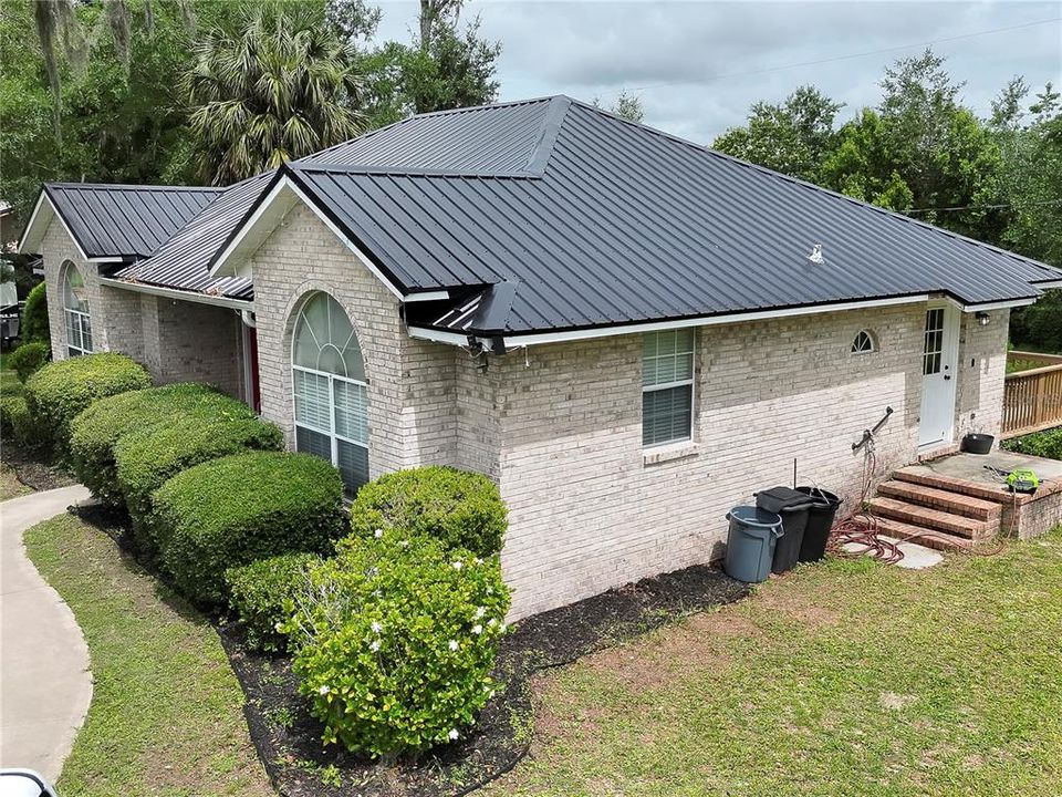 For Sale: $270,000 (3 beds, 2 baths, 1304 Square Feet)