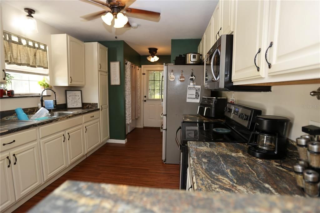 For Sale: $270,000 (3 beds, 2 baths, 1304 Square Feet)