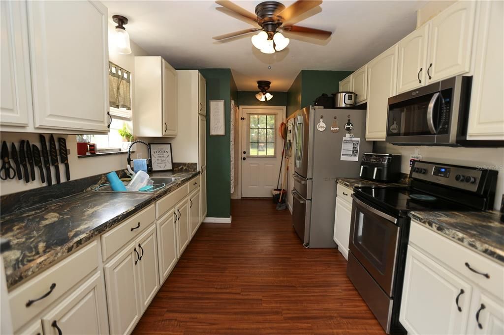 For Sale: $270,000 (3 beds, 2 baths, 1304 Square Feet)