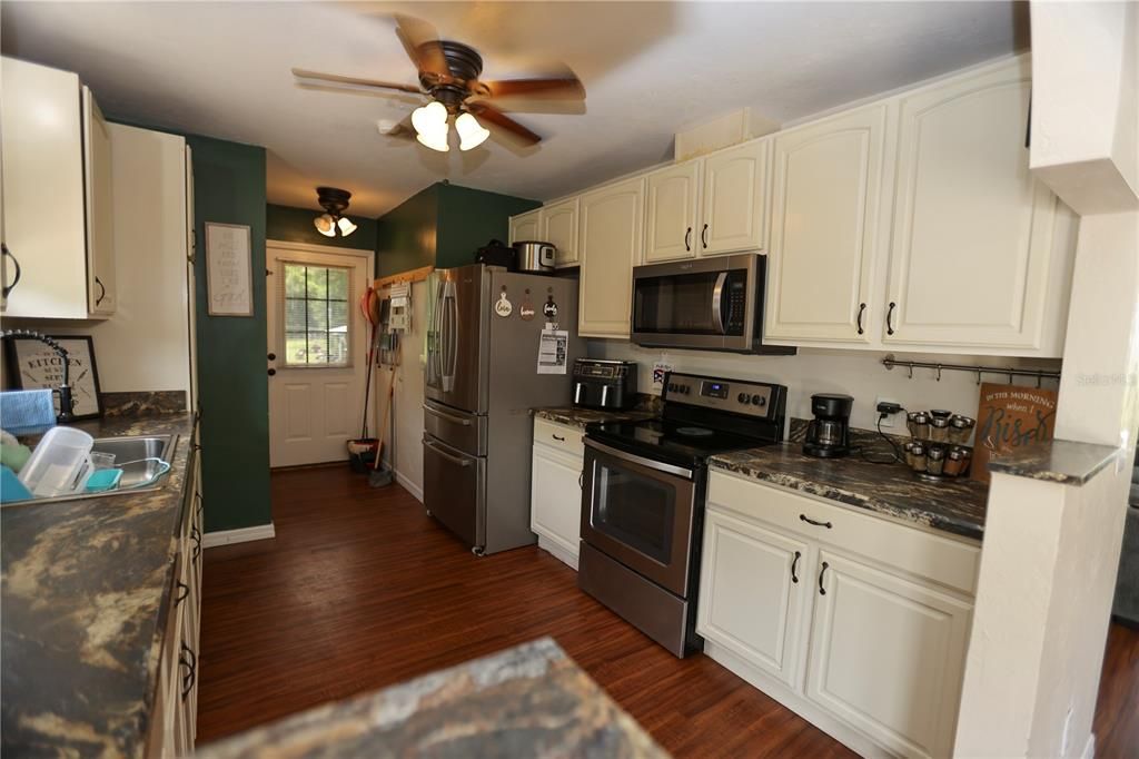 For Sale: $270,000 (3 beds, 2 baths, 1304 Square Feet)