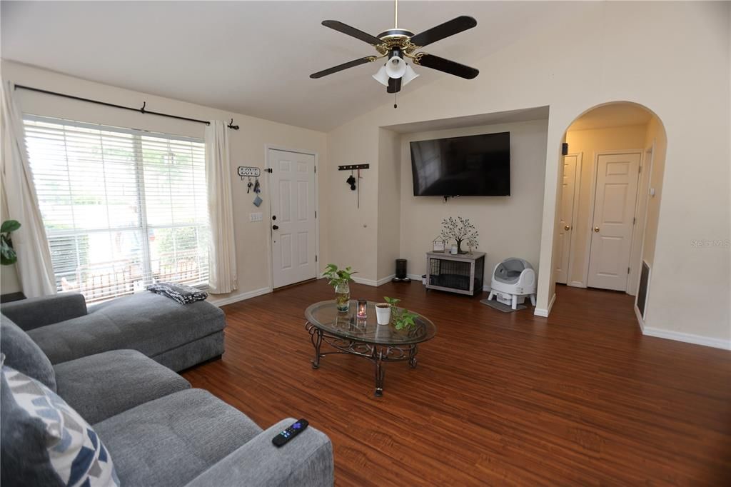 For Sale: $270,000 (3 beds, 2 baths, 1304 Square Feet)