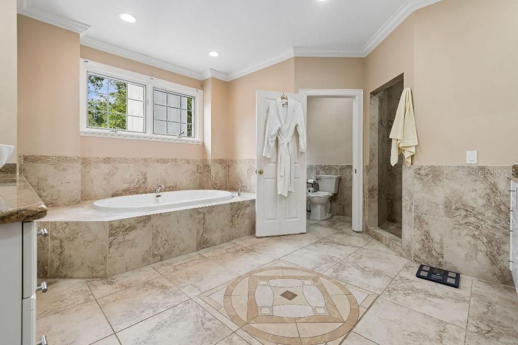 Activo con contrato: $1,975,000 (5 camas, 4 baños, 5060 Pies cuadrados)
