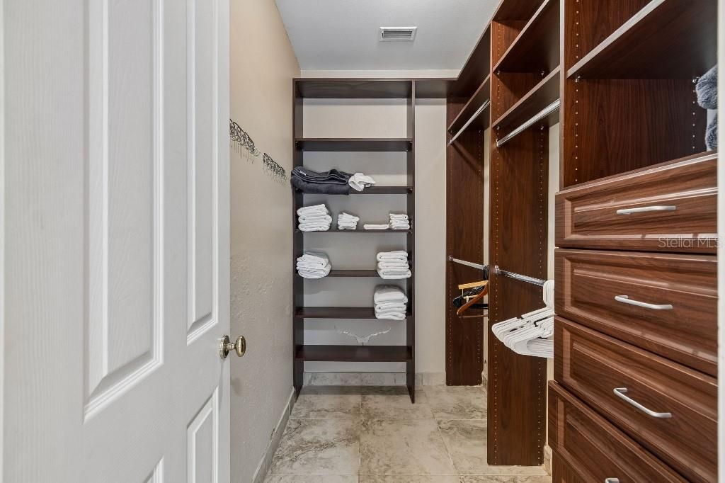 Activo con contrato: $1,975,000 (5 camas, 4 baños, 5060 Pies cuadrados)