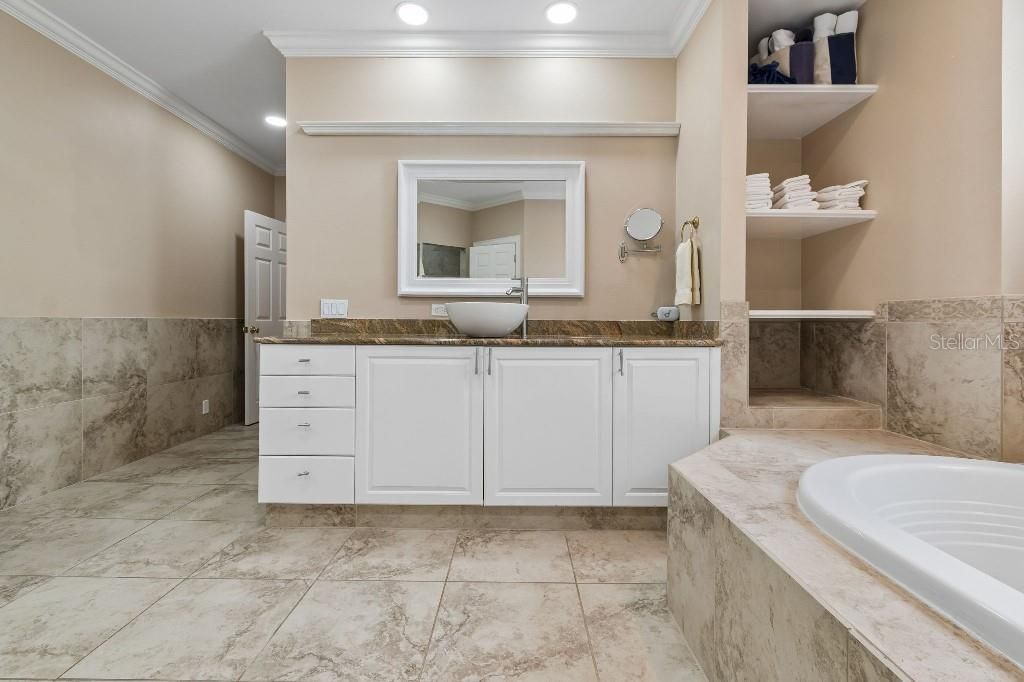 Activo con contrato: $1,975,000 (5 camas, 4 baños, 5060 Pies cuadrados)