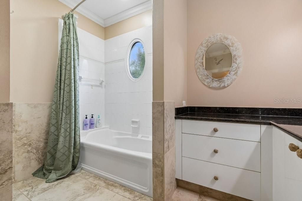 Activo con contrato: $1,975,000 (5 camas, 4 baños, 5060 Pies cuadrados)