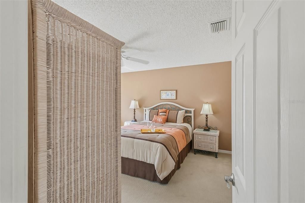 For Sale: $350,000 (2 beds, 2 baths, 1136 Square Feet)