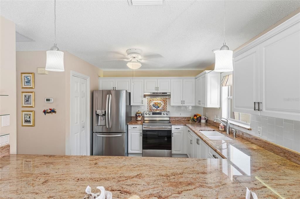 For Sale: $350,000 (2 beds, 2 baths, 1136 Square Feet)