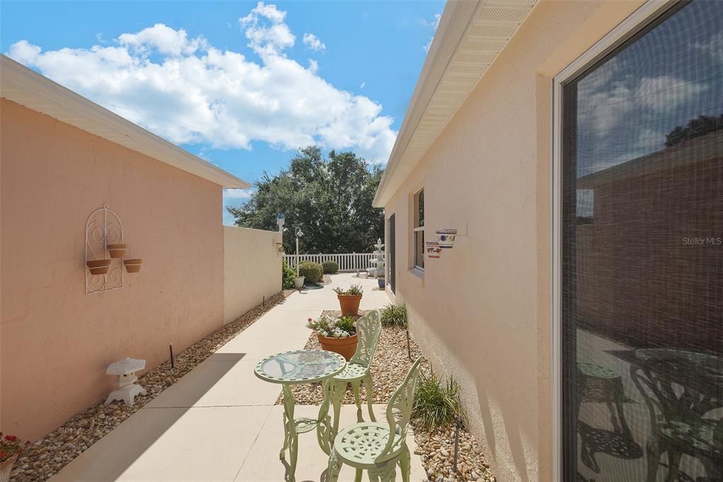 For Sale: $350,000 (2 beds, 2 baths, 1136 Square Feet)