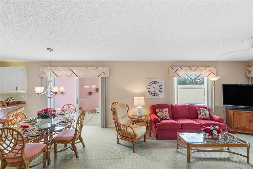 For Sale: $350,000 (2 beds, 2 baths, 1136 Square Feet)