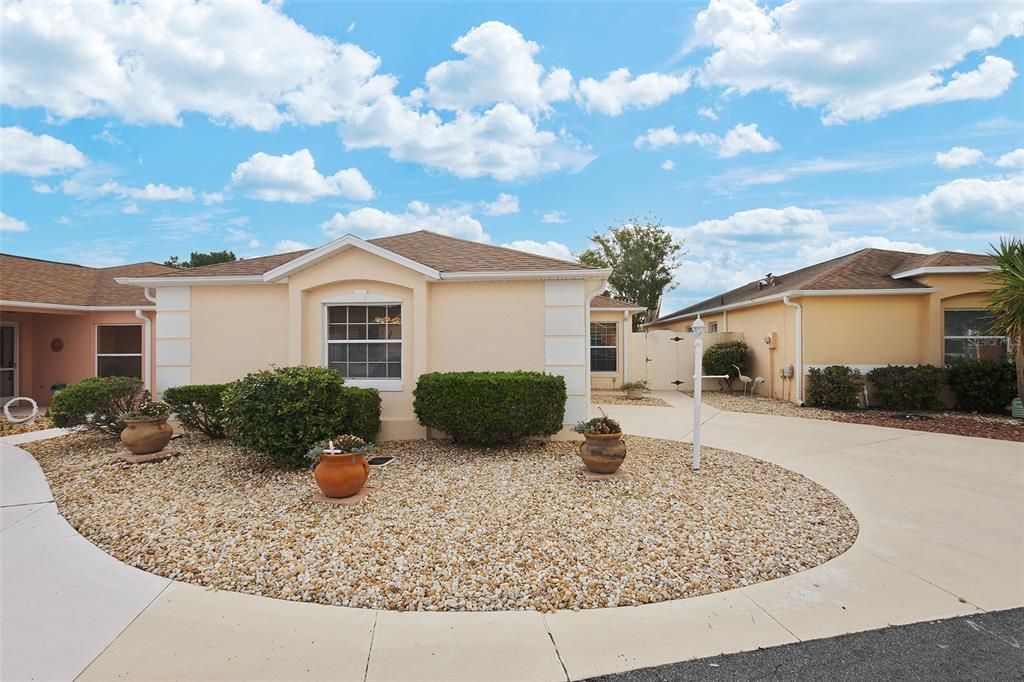 For Sale: $350,000 (2 beds, 2 baths, 1136 Square Feet)