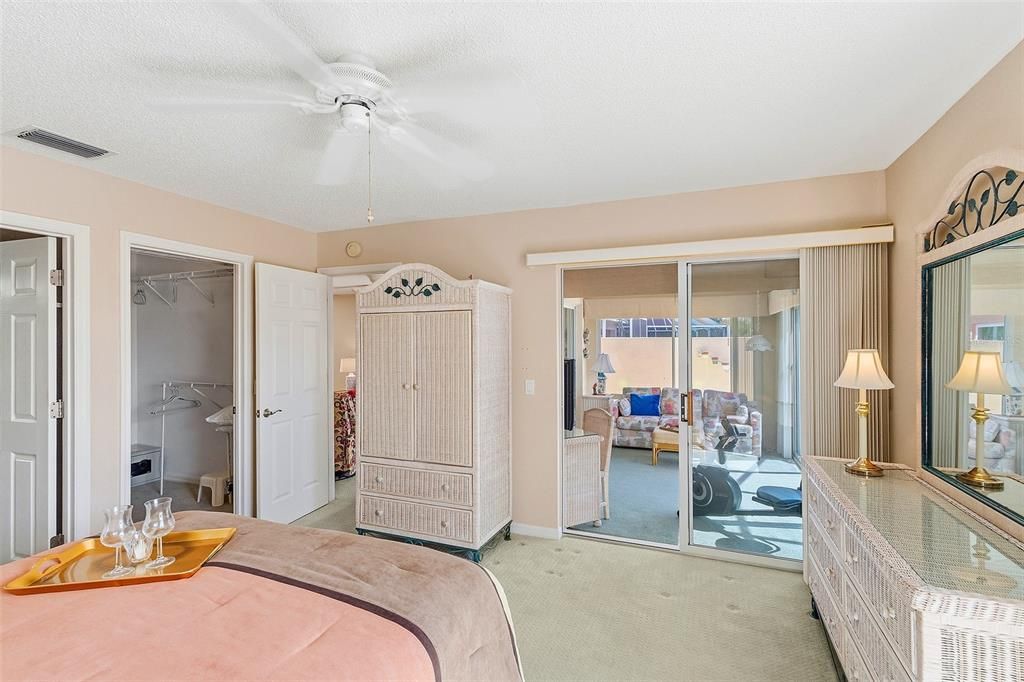 For Sale: $350,000 (2 beds, 2 baths, 1136 Square Feet)
