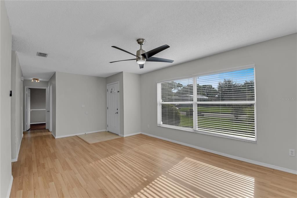 На продажу: $349,990 (3 спален, 2 ванн, 1272 Квадратных фут)