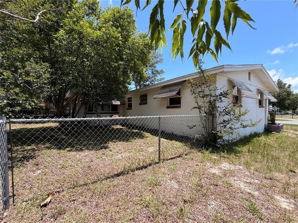 For Sale: $145,000 (2 beds, 1 baths, 1016 Square Feet)