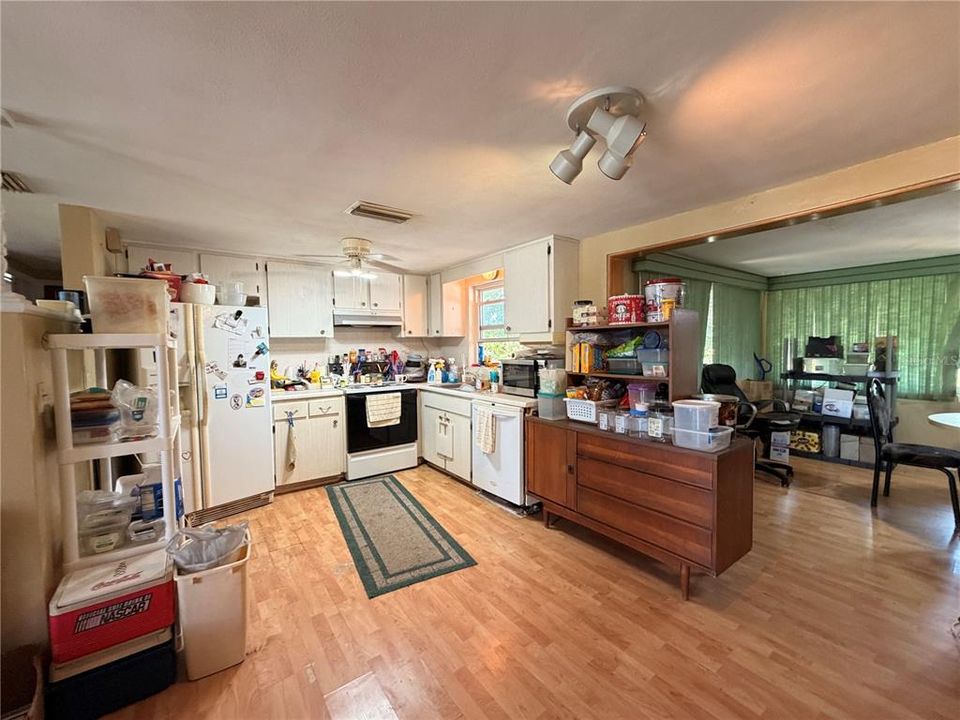For Sale: $145,000 (2 beds, 1 baths, 1016 Square Feet)