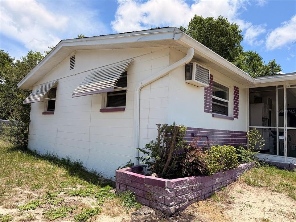 For Sale: $145,000 (2 beds, 1 baths, 1016 Square Feet)