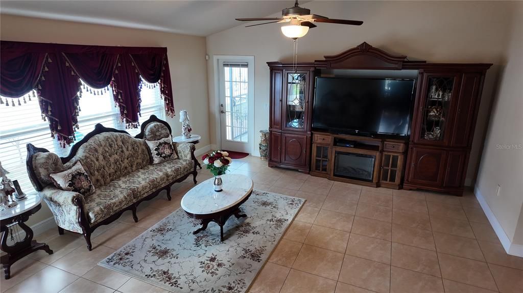 For Sale: $290,000 (3 beds, 2 baths, 1348 Square Feet)