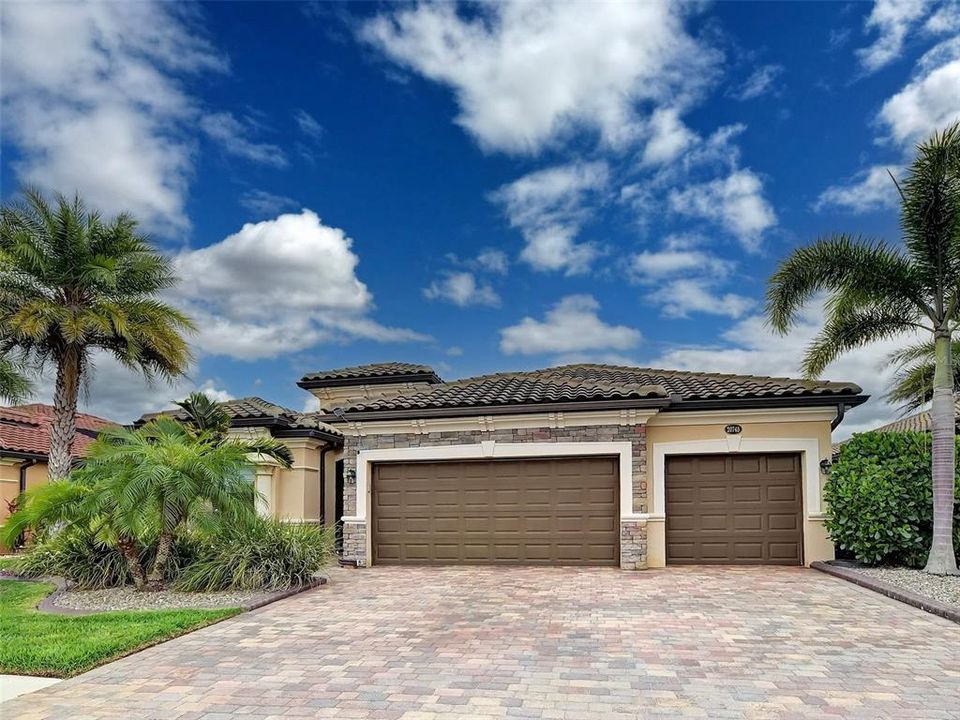 For Sale: $589,900 (4 beds, 2 baths, 2243 Square Feet)