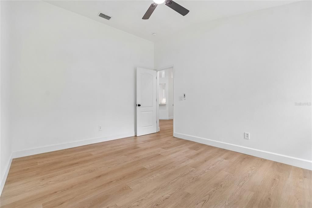For Sale: $489,900 (4 beds, 2 baths, 2078 Square Feet)