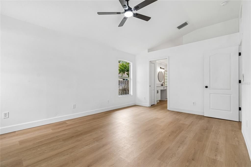 For Sale: $489,900 (4 beds, 2 baths, 2078 Square Feet)