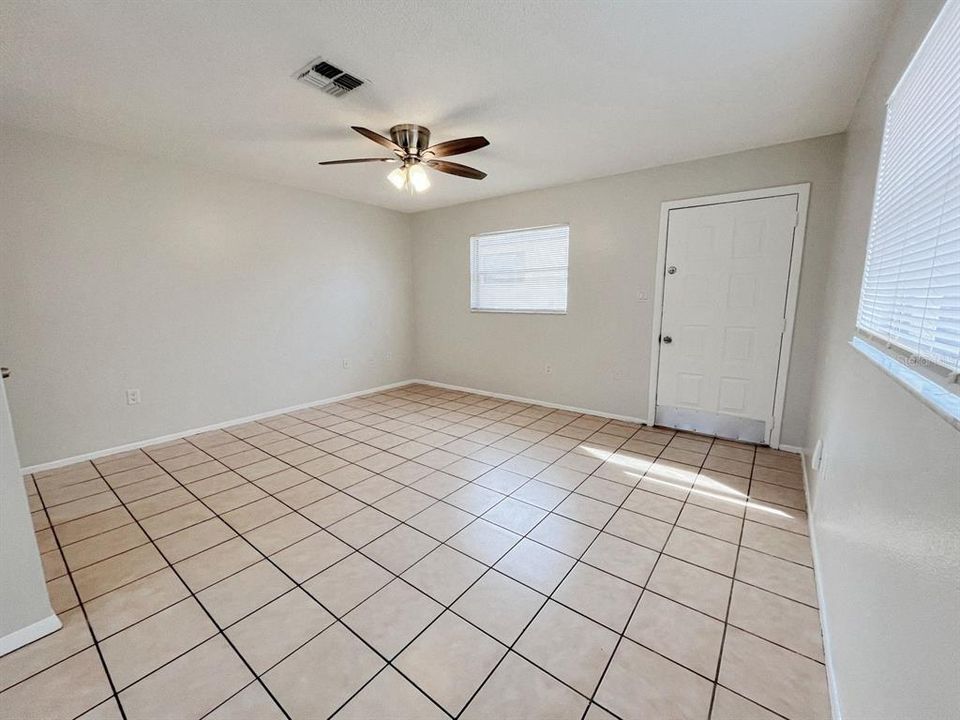 For Rent: $1,450 (2 beds, 1 baths, 1568 Square Feet)