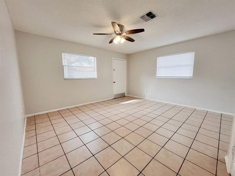 For Rent: $1,450 (2 beds, 1 baths, 1568 Square Feet)