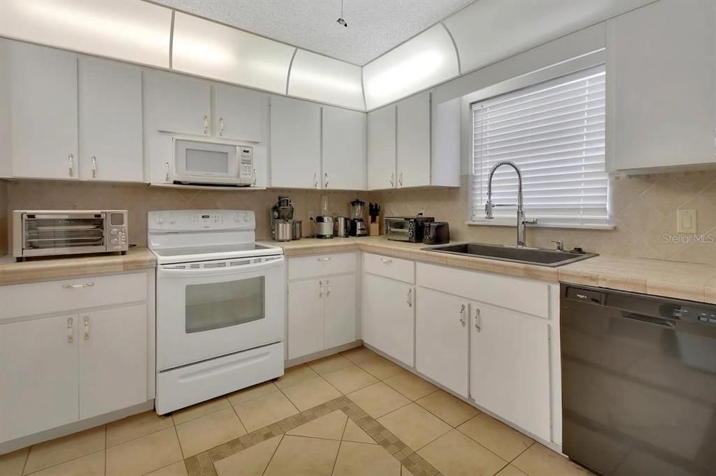 For Sale: $335,000 (3 beds, 2 baths, 1898 Square Feet)